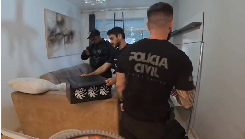 Polícia deflagra operação contra fraudes bancárias no RJ