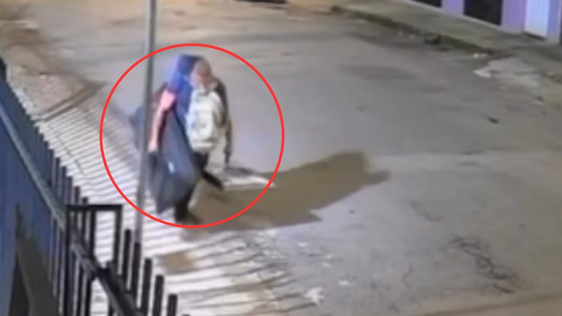 Suspeito é filmado saindo de casa de diretor artístico morto