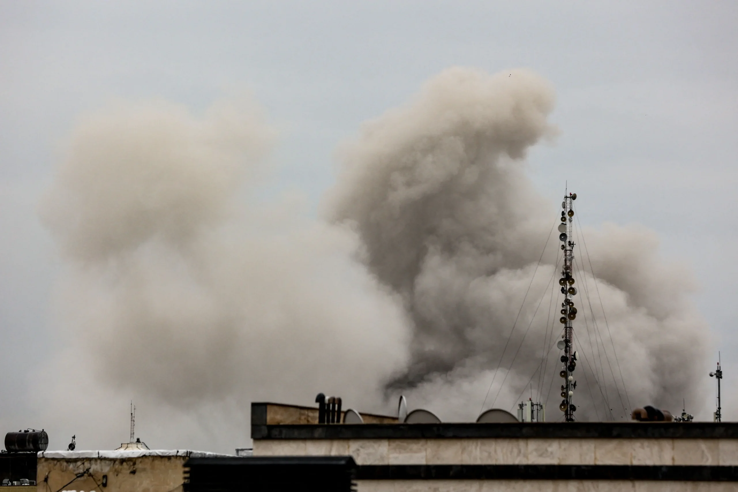 Israel diz estar preparado para mais semanas de guerra contra Irã e impactos globais