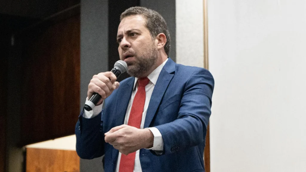 À CNN, Boulos critica governadores pela alta dos combustíveis