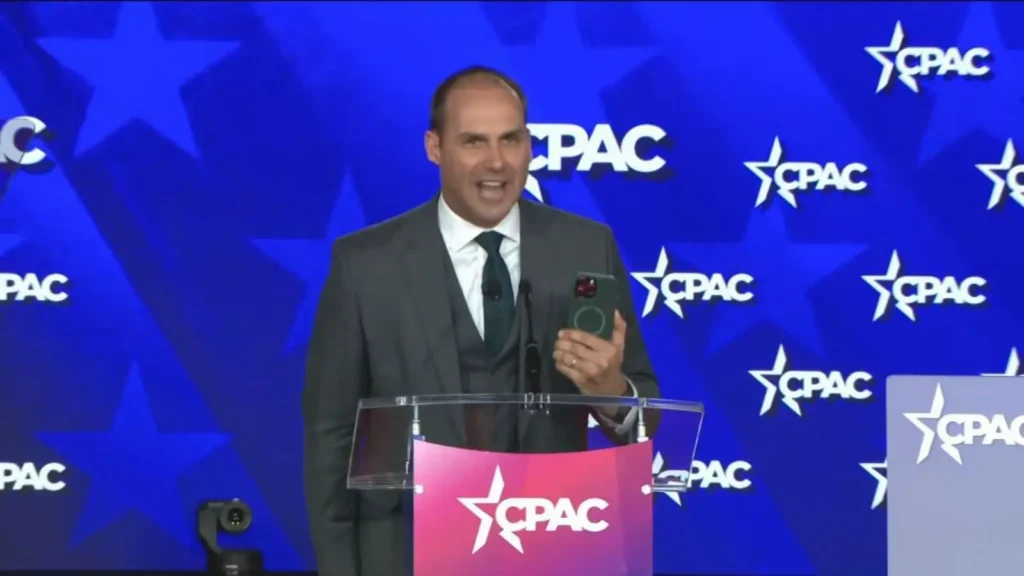 Moraes manda defesa explicar fala de Eduardo sobre vídeo enviado