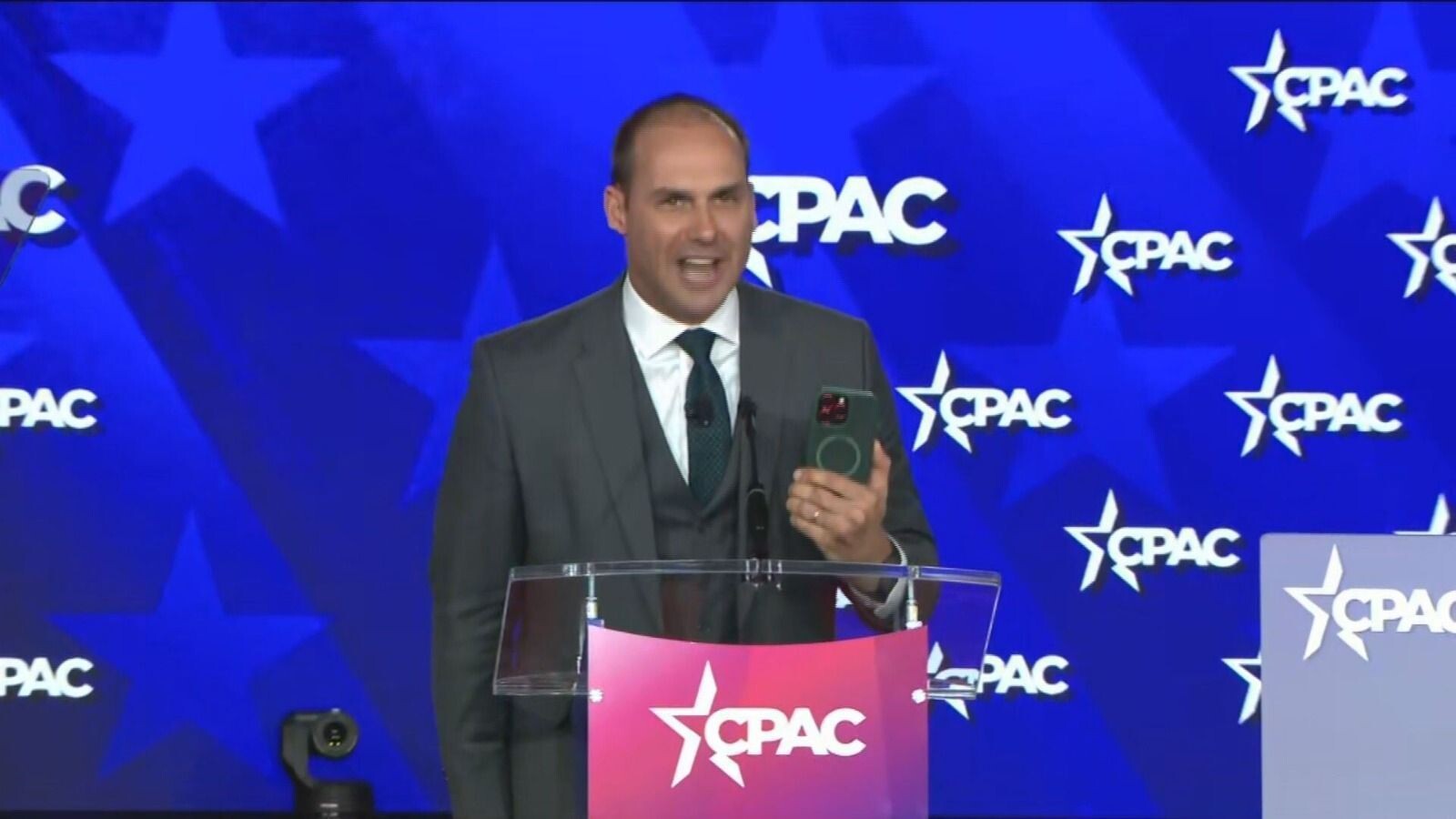 Moraes manda defesa explicar fala de Eduardo sobre vídeo enviado