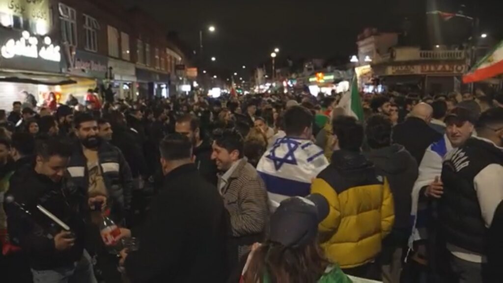 Londres: Iranianos celebram a morte de Khamenei nas ruas