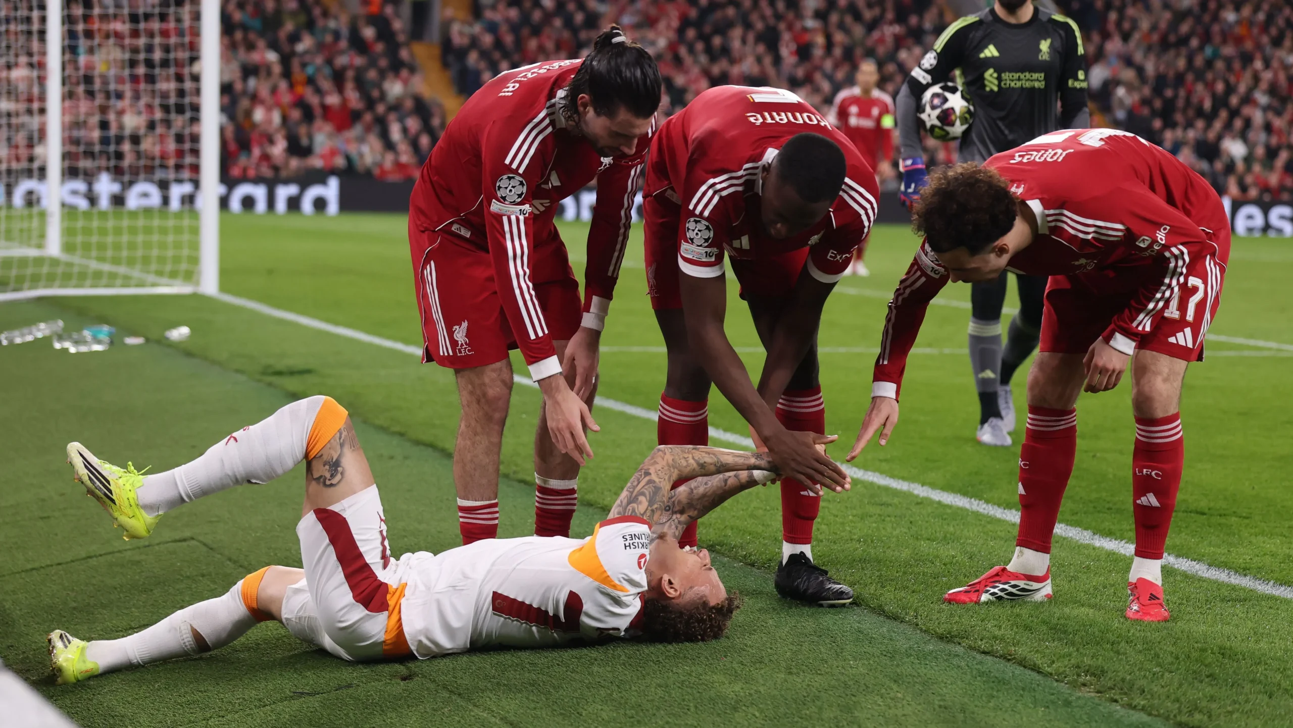 Jogador do Galatasaray sofre grave lesão e precisa de cirurgia