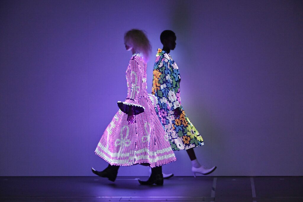 Na Semana de Moda de Paris, desfile brilha com 10 mil LEDs