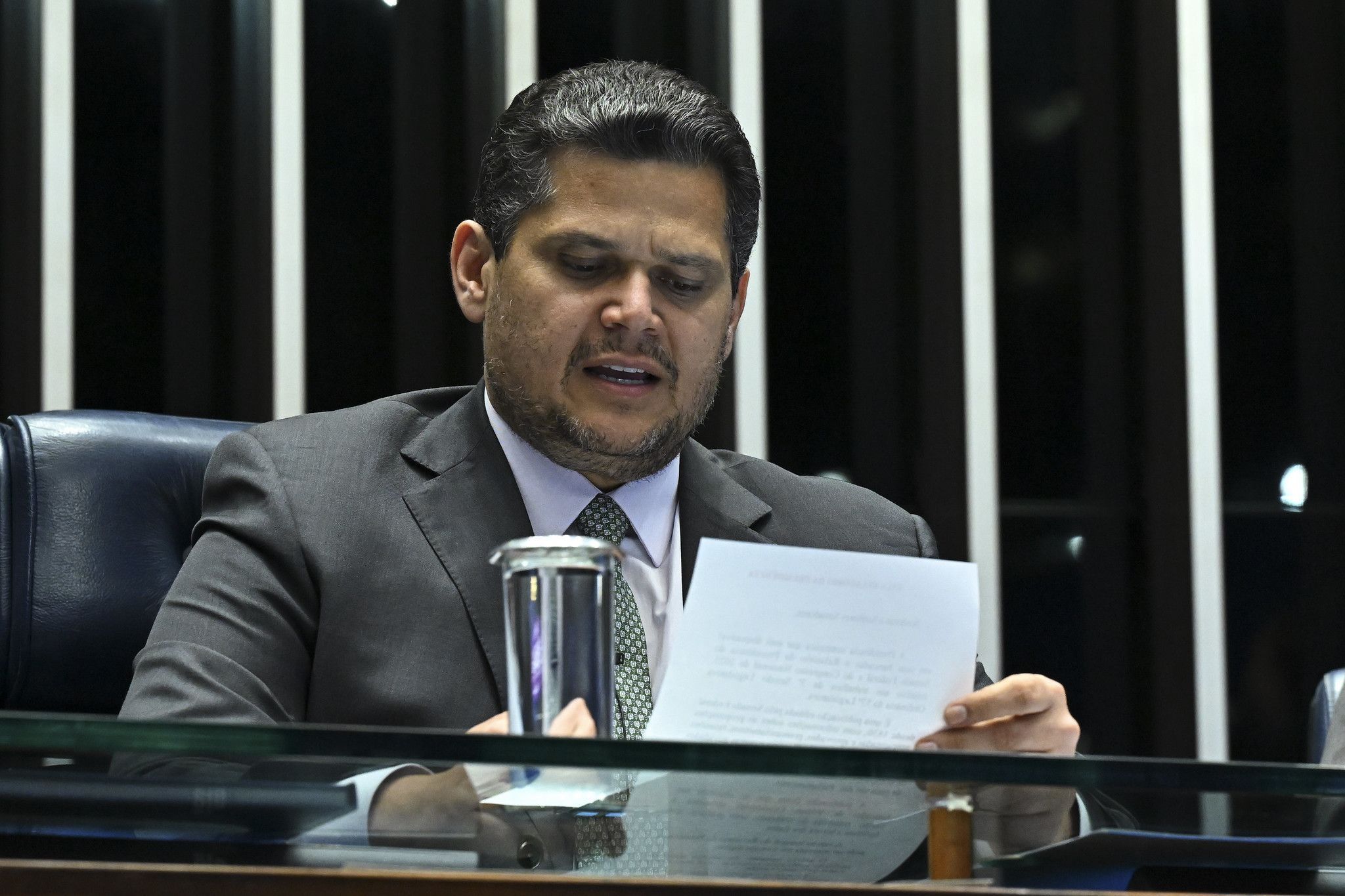 Alcolumbre marca sessão para analisar veto à dosimetria em abril