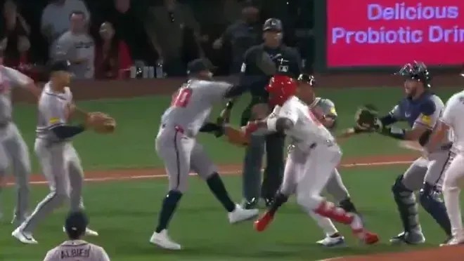 Partida da MLB tem pancadaria generalizada e muita emoção