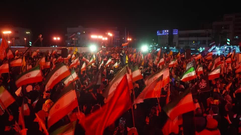 Iranianos se manifestam a favor do governo e apoiam a paz.