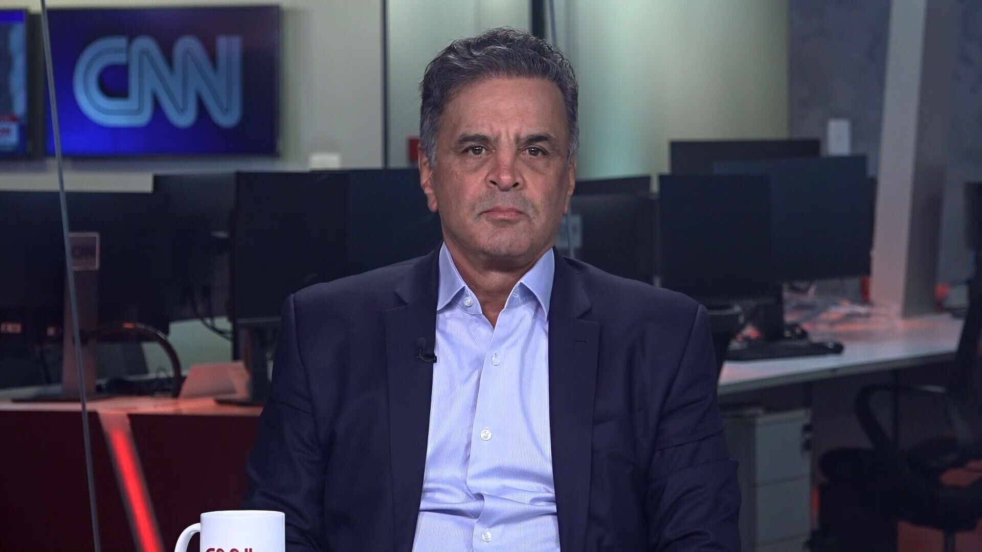 Polarização só interessa aos dois extremos, afirma Aécio Neves