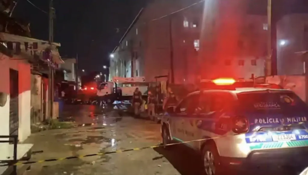 Duas pessoas morrem após desabamento de casarão em Recife