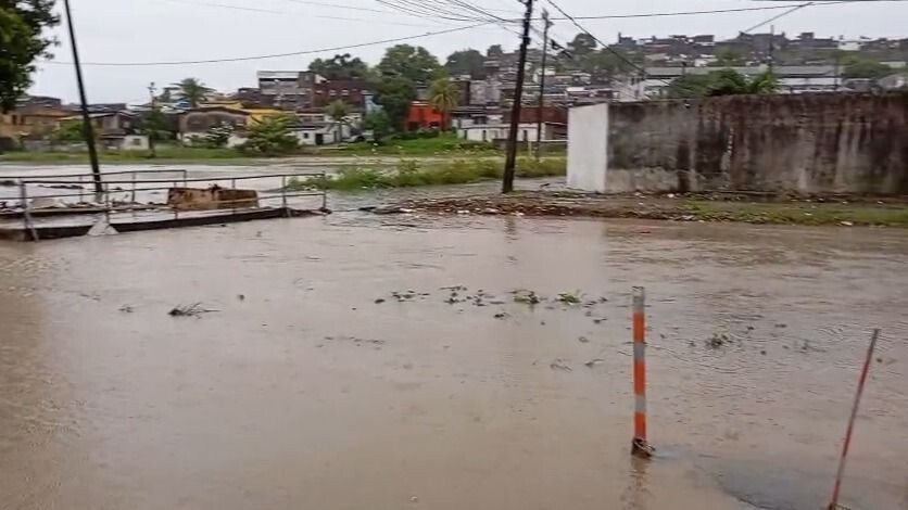 Chuvas suspendem aulas e geram transtornos em Recife