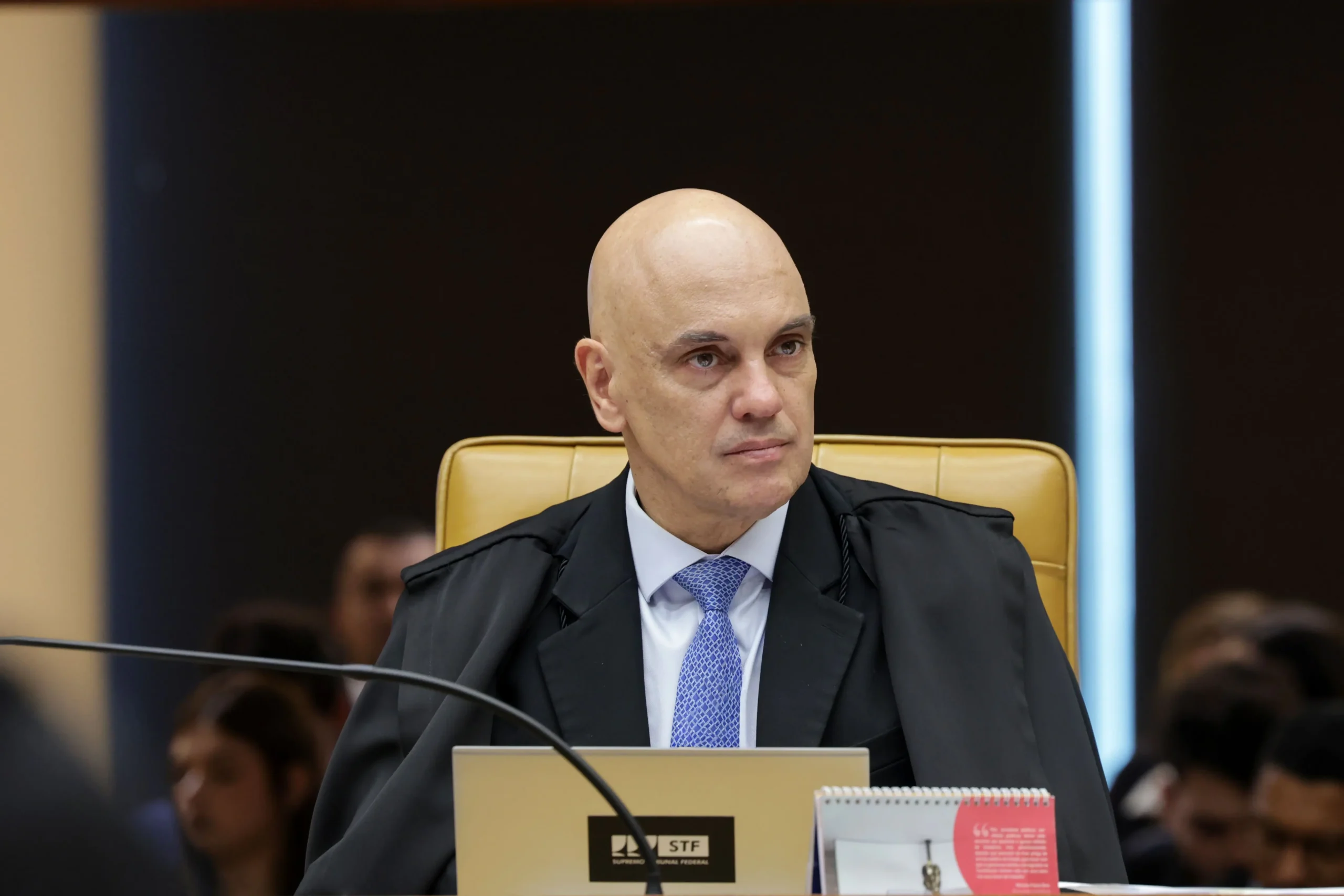 Moraes aumenta perímetro para monitorar drones sobre residência de Bolsonaro