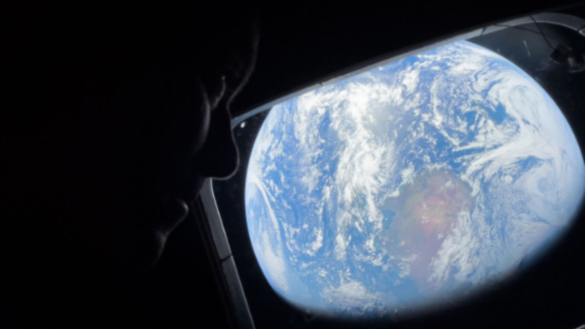 NASA divulga fotos de astronautas admirando a Terra na Artemis