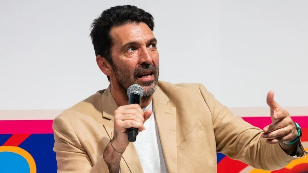 Buffon pede demissão da federação após derrota da Itália