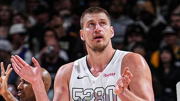 NBA multa Nikola Jokic e Julius Randle por confusão em jogo