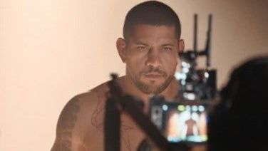 Alex Poatan exibe novo físico e surpreende fãs antes da estreia