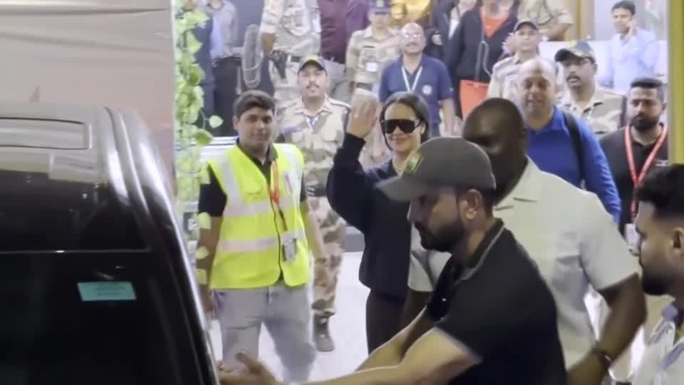 Rihanna chega à Índia para evento de luxo e estilo exclusivo