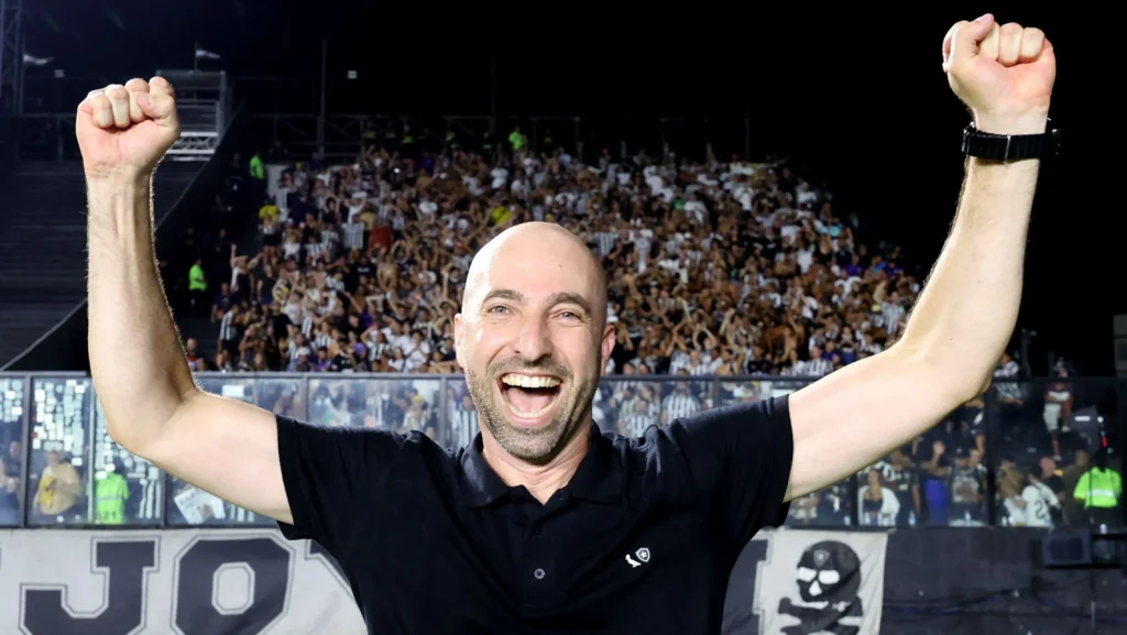 Interino do Botafogo emociona após vitória sobre o Vasco