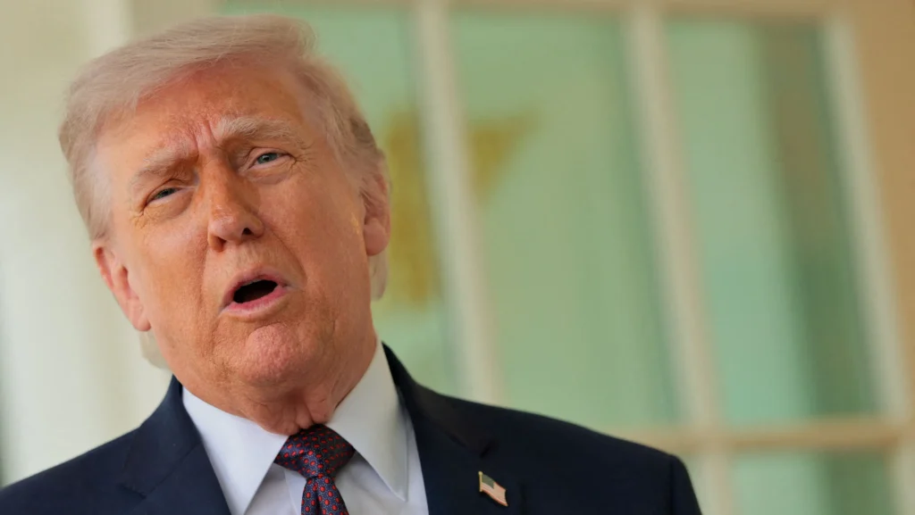 Trump anuncia tarifas de 25% para carros da União Europeia.