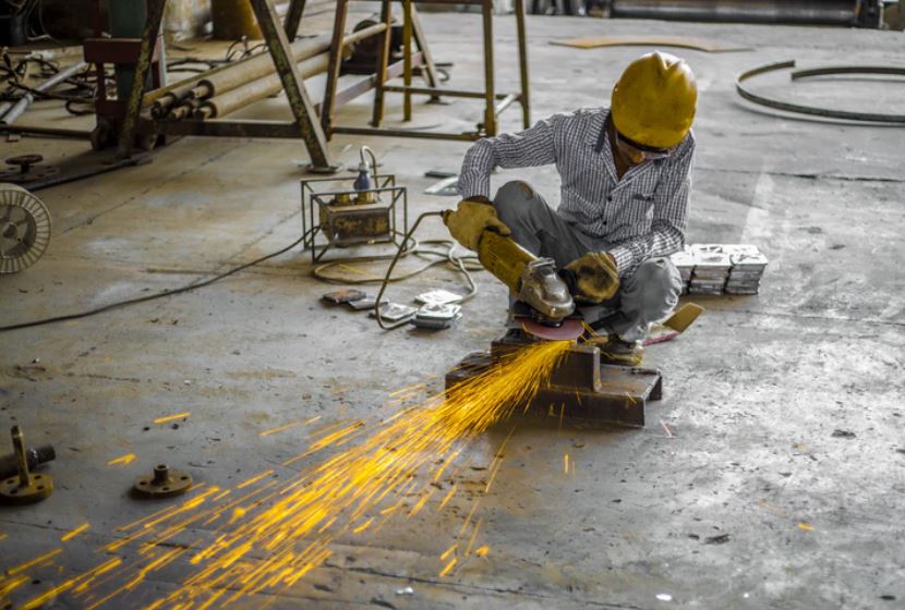 Produção industrial cai e tem pior mês de abril em 3 anos: análise impactante