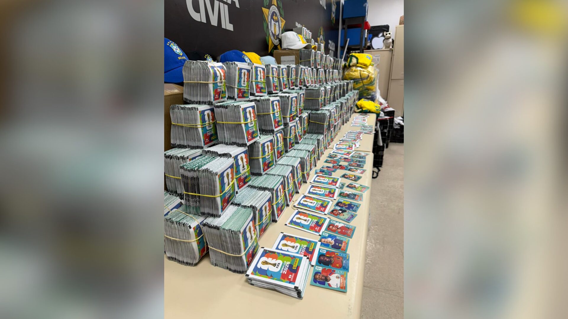 Polícia apreende 200 mil figurinhas do álbum da Copa autênticas