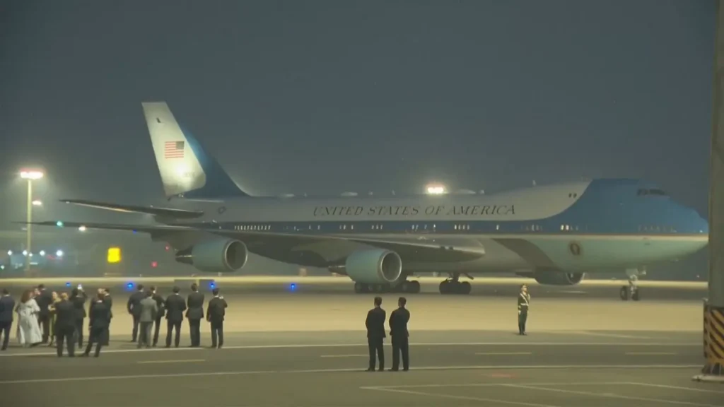 Trump chega na China para visita de Estado e negociações estratégicas