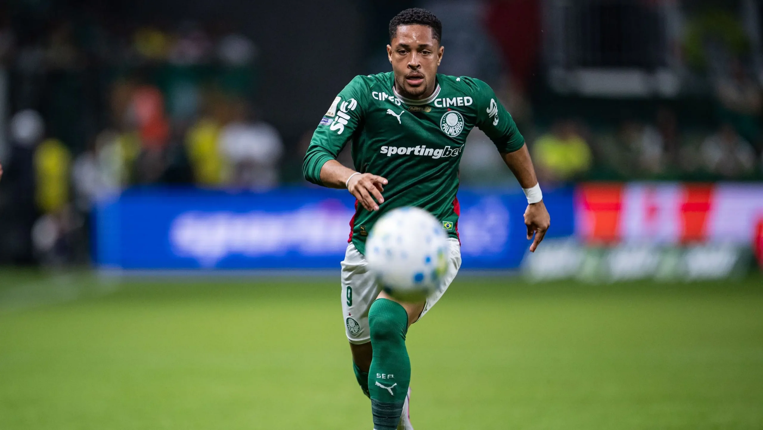 Vitor Roque provoca meia do Flamengo após vitória do Palmeiras