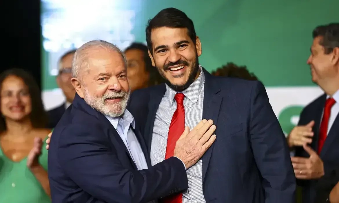 Lula diz a aliados que não aceitou derrota e insiste em Messias no STF