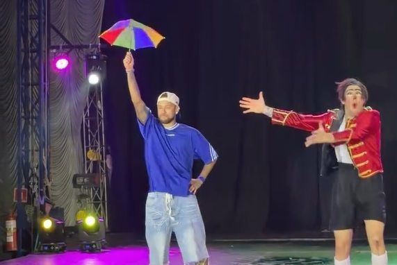 Neymar leva família ao circo e surpreende como palhaço
