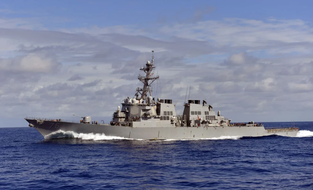 Navio de guerra dos EUA perdeu potência e gerou alerta global