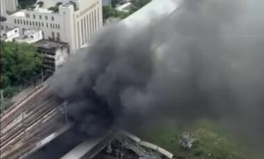 Incêndio provocado por colisão de trens na Tailândia: 8 mortos