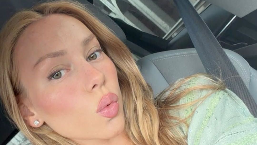 Ester Exposito viraliza ao dançar com Bad Bunny em show