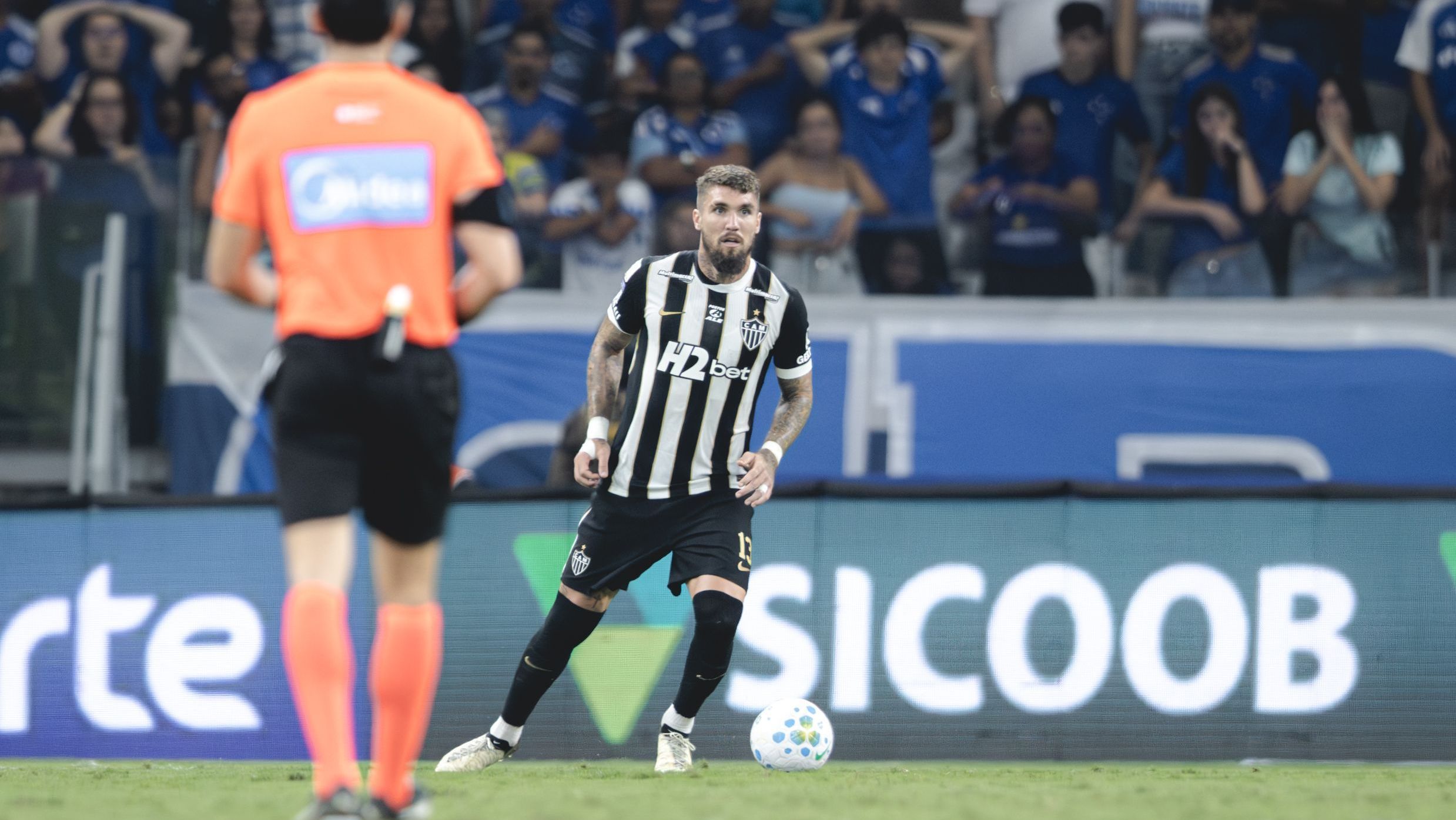 Cruzeiro x Atlético: árbitro justifica expulsão de Lyanco