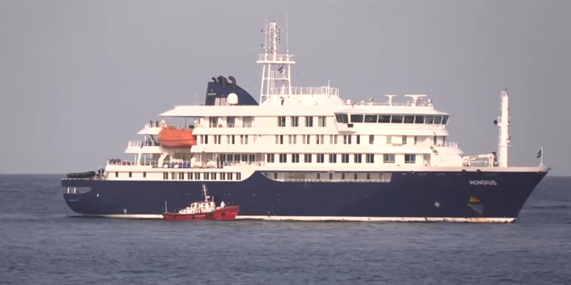 Navio com hantavírus parte rumo à Holanda com segurança.