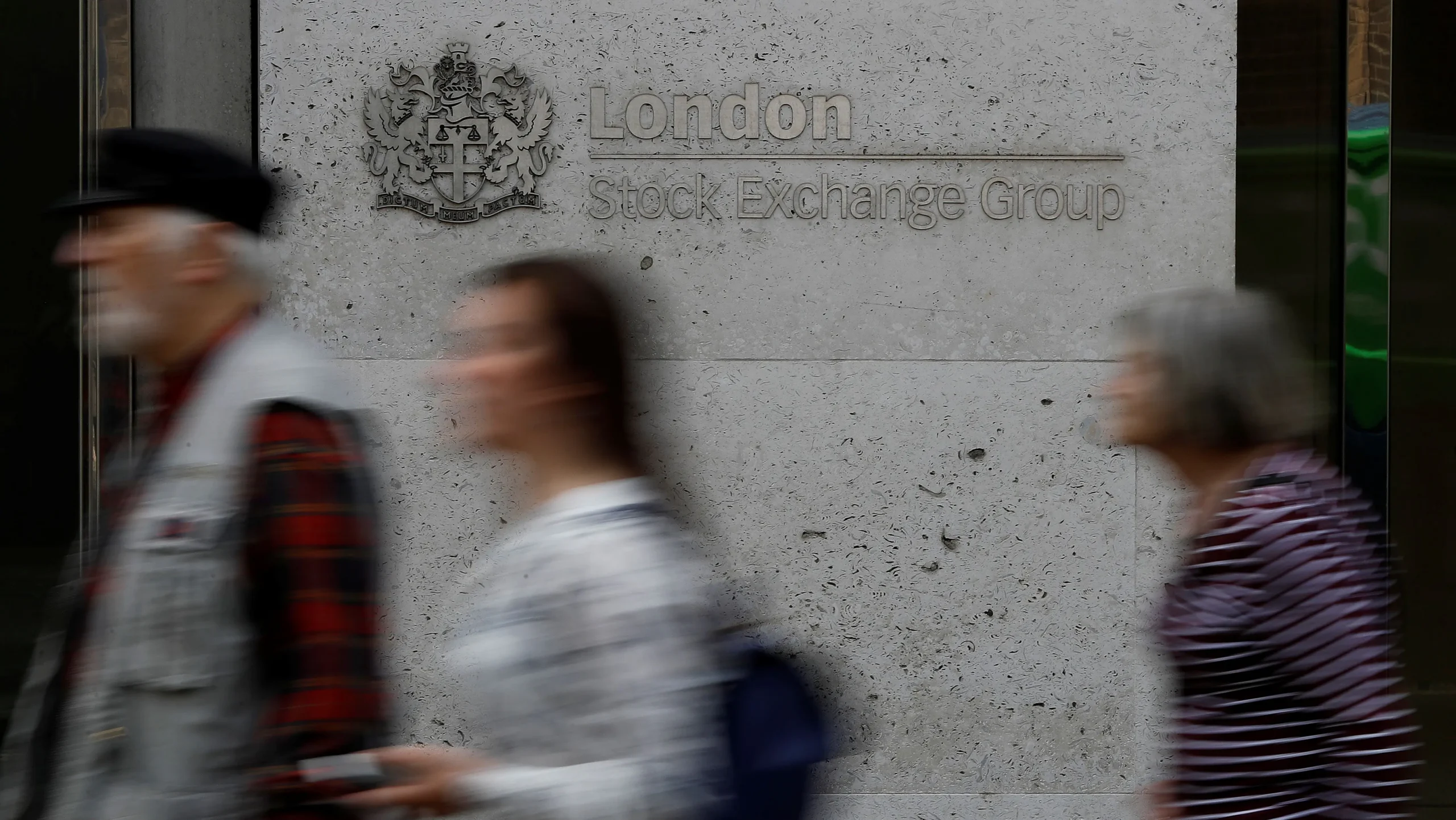 Bolsa de Londres recua com liquidez reduzida e incertezas financeiras