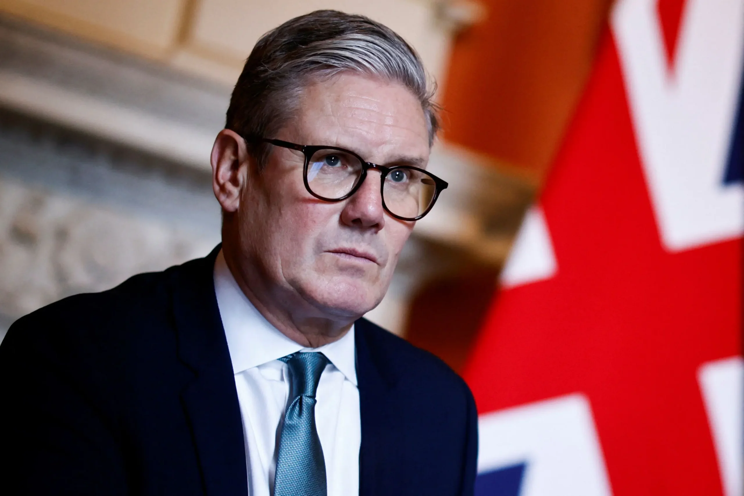 "Starmer diz que continuará governando e desmistifica crise"