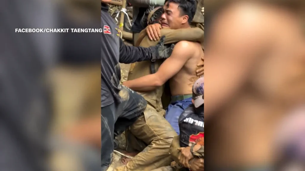 Mais 4 homens são resgatados de caverna no Laos com esperança.
