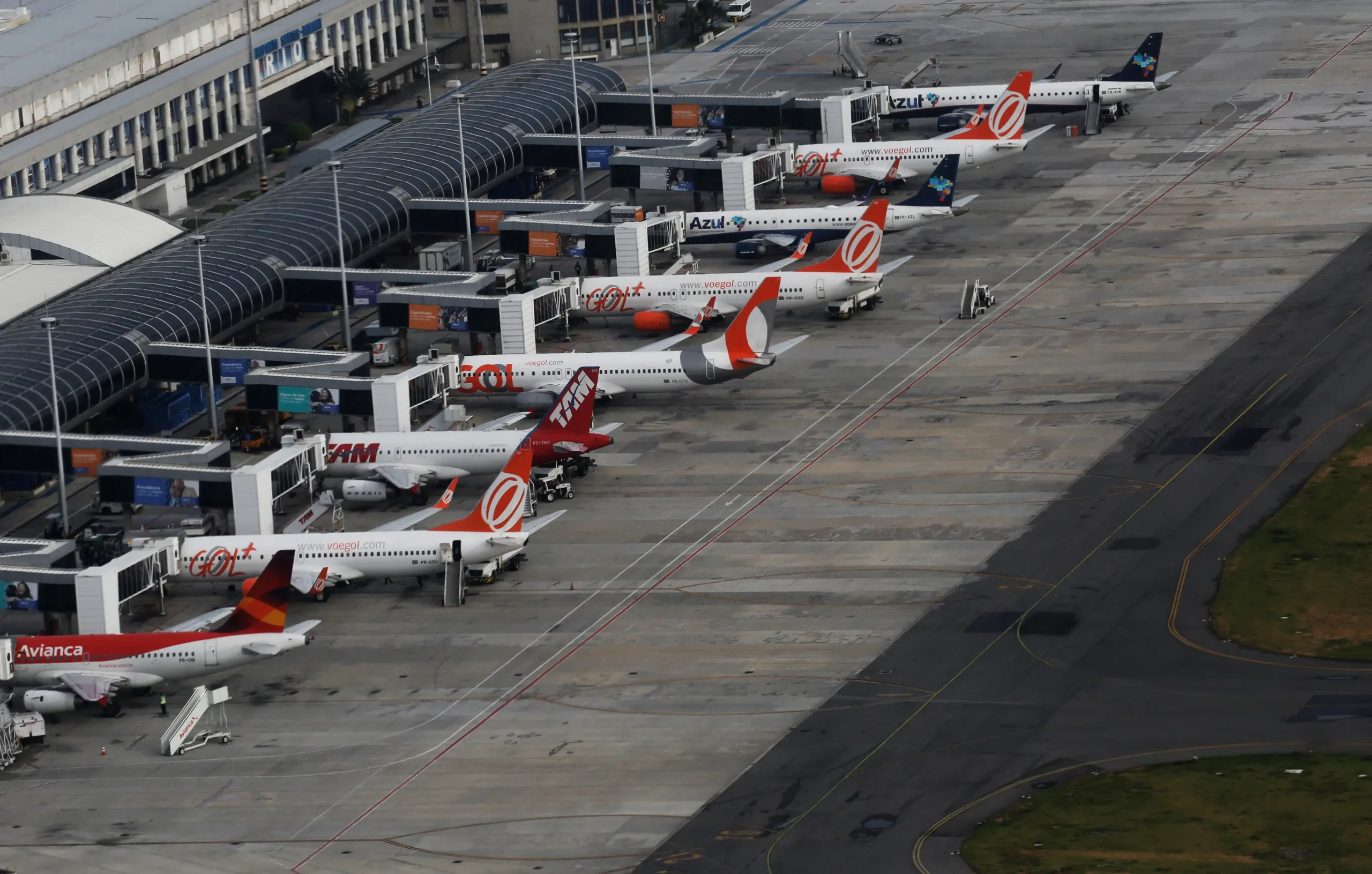 Lucro das aéreas deve cair pela metade com alta do combustível