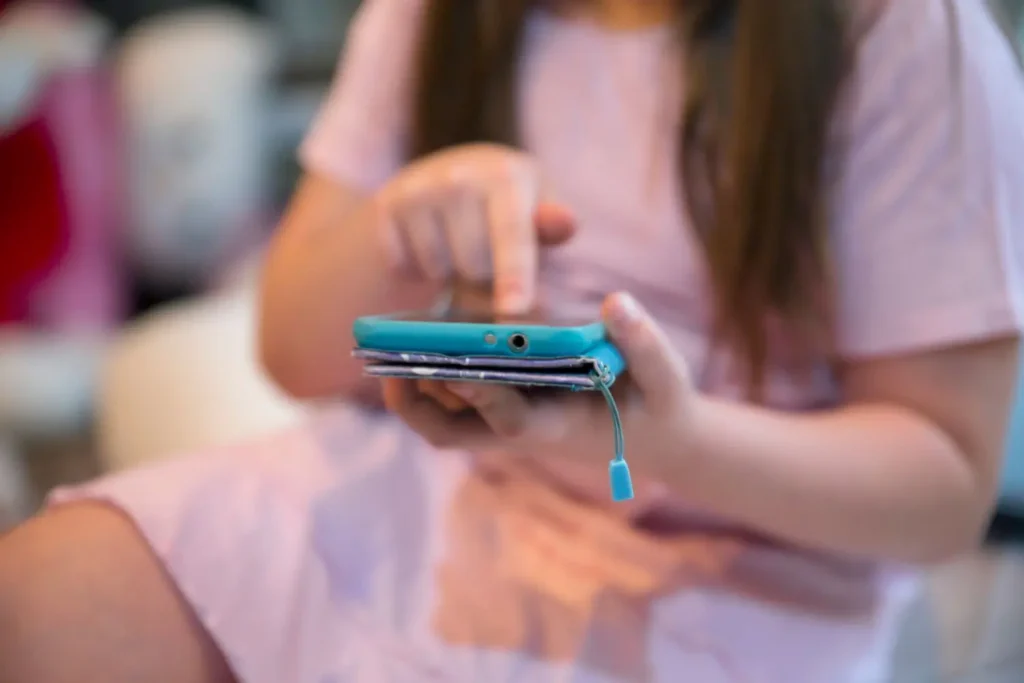 Proibição de celular na escola tem efeito surpreendente em aprendizado