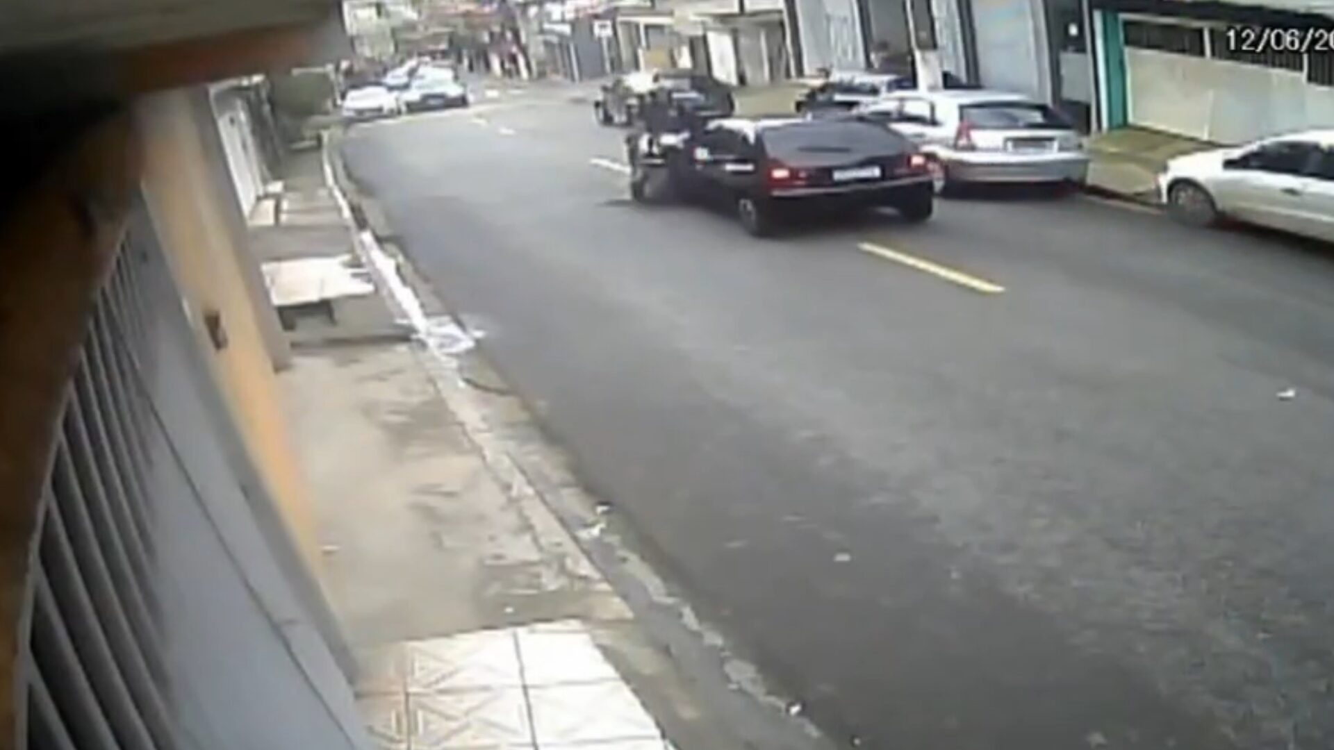 PM bate em carro e voa de moto em perseguição emocionante SP