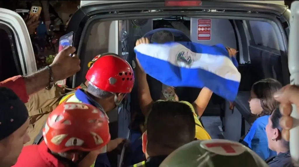 Equipes de El Salvador resgatam menina e cachorro na Venezuela