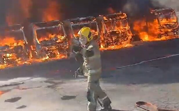 Incêndio destrói quase 30 ônibus de garagem em Belo Horizonte