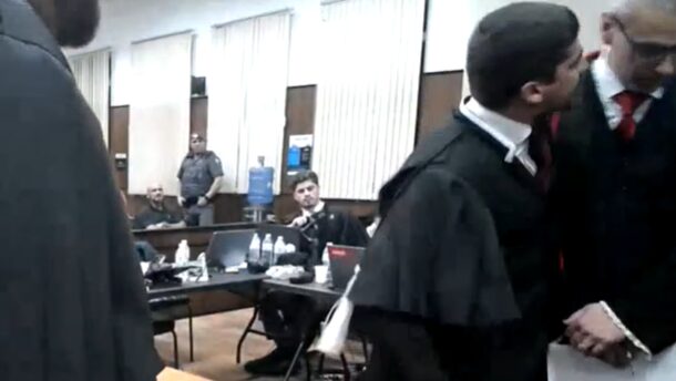 Veja imagens do bate-boca em júri de PMs e entenda o caso.