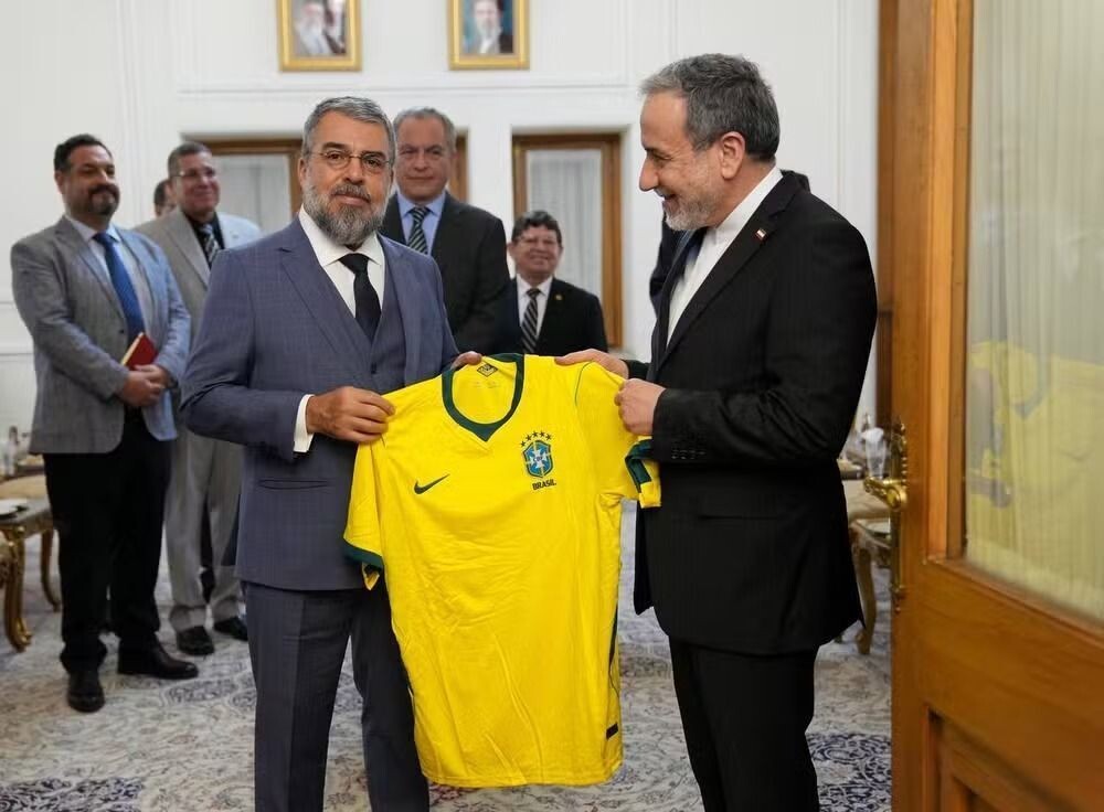 Embaixador do Brasil entrega camisa da Seleção a chanceler do Irã em evento marcante