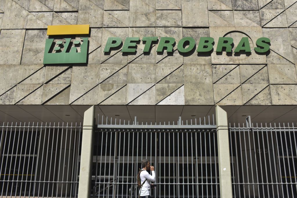 Justiça condena seis por corrupção e lavagem em contratos da Petrobras