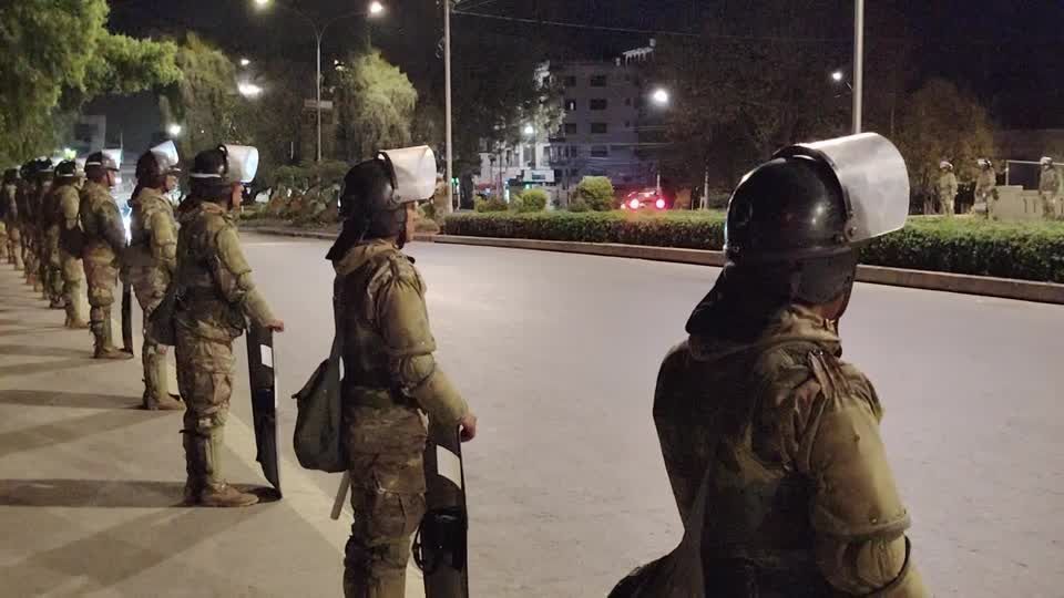 Militares patrulham ruas na Bolívia após estado de emergência