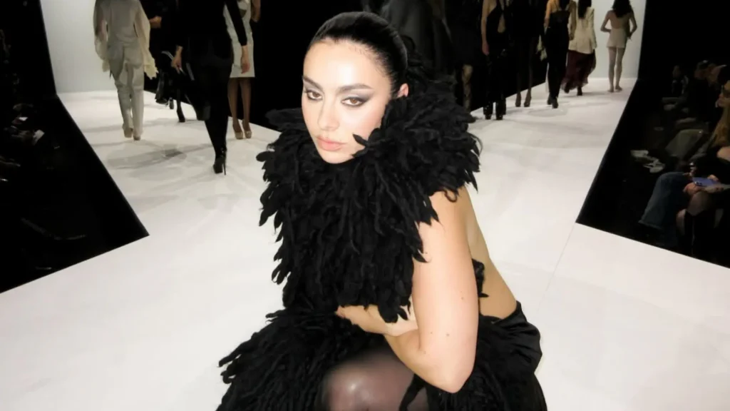 Charli XCX desabafa sobre saúde mental: superando desafios pessoais