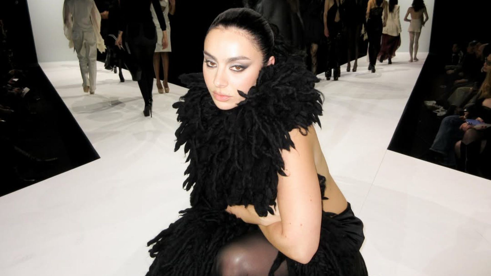 Charli XCX desabafa sobre saúde mental: superando desafios pessoais