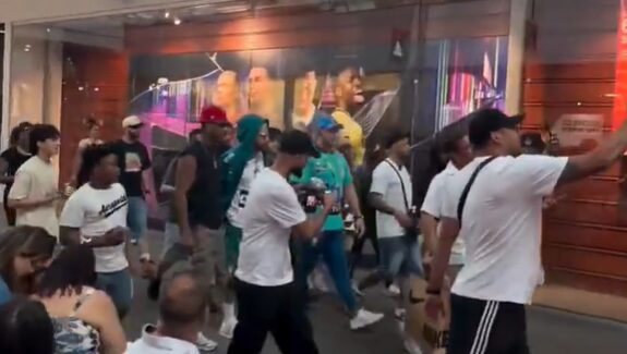 Sósia de Neymar engana torcedores e gera confusão em shopping