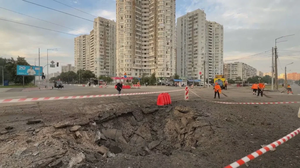 Ataque da Rússia contra Kiev deixa 10 feridos e causa alerta.